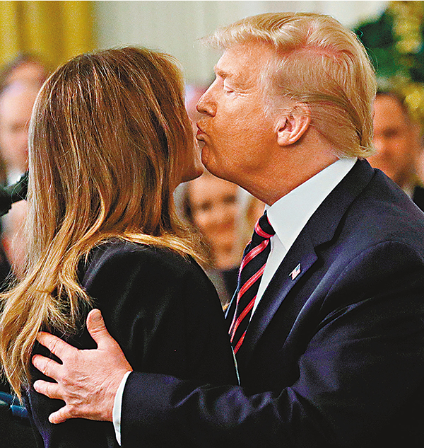 ■特朗普親吻梅拉妮亞。 路透社