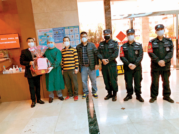 ■香港時富集團員工代表董事長朱穎恆慰問一線防疫工作人員。 受訪者供圖