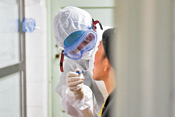 ■核酸檢測檢出率並非百分百。圖為護士正為患者採拭子樣本。 新華社