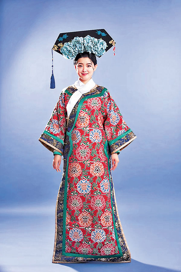 ■ 傳統滿族旗袍長度及地。受訪者供圖