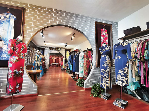 ■ 在賈淑娟的工作室內，各式滿族旗袍琳琅滿目。香港文匯報記者吳千  攝