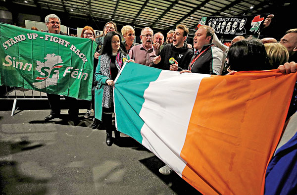 ■ 新芬黨支持者在點票中心展示國旗。  路透社