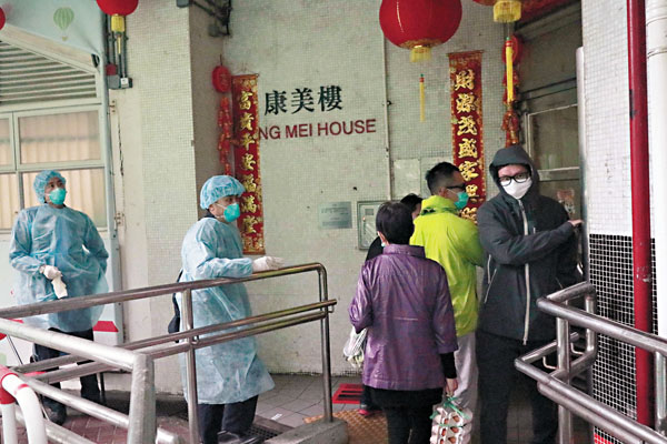 ■青衣長康�h康美樓昨日黃昏解封，其他坐向的住戶陸續回家。 香港文匯報記者  攝