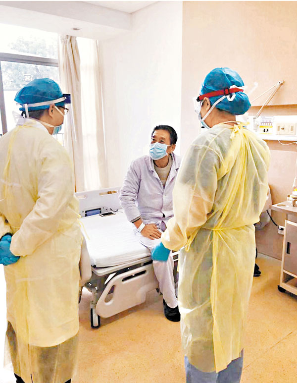 ■港大深圳醫院的呼吸內科醫生查房時與病人交流。受訪者供圖