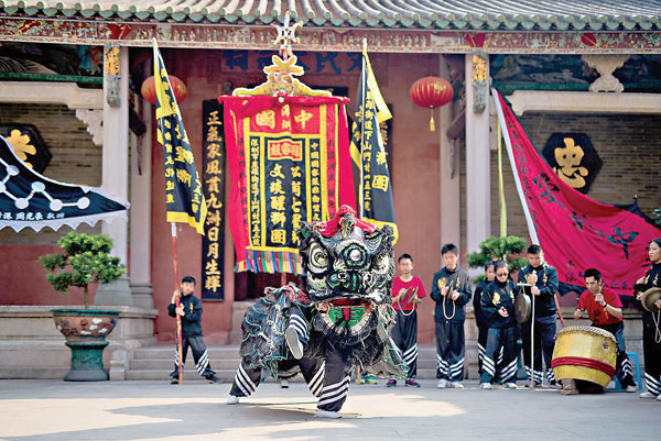 ■文琰森率弟子參加舞獅祭拜活動。 受訪者供圖