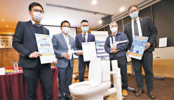 ■香港測量師學會昨日向公眾講解家居排水系統引發病毒散播的風險。 香港文匯報記者  攝