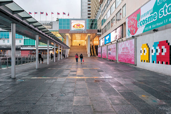 ■往日人頭攢動的尖沙咀海港城，昨日顯得異常冷清。 彭博