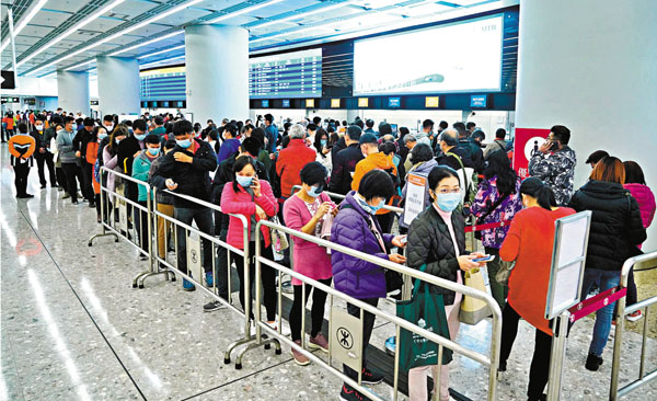■港鐵昨日公佈高鐵（香港段）退票安排，持有實體車票或透過指定代理購票的乘客，須親身到高鐵西九龍站辦理退票手續。圖為上月底，有大批旅客到高鐵西九龍站辦理退票改票，一度大排長龍。 資料圖片