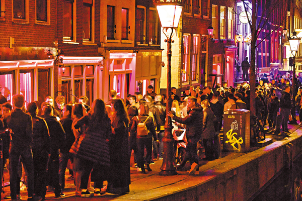 ■ 紅燈區不時擠滿遊人。  美聯社