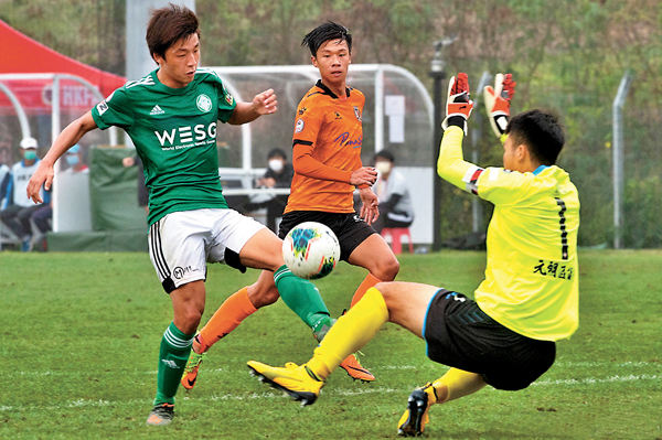 ■愉園完半場前有黃智康（左）單刀被侵犯搏得12碼。足總圖片