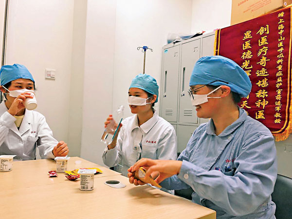 ■醫護人員試戴新型鼻罩。 受訪者供圖