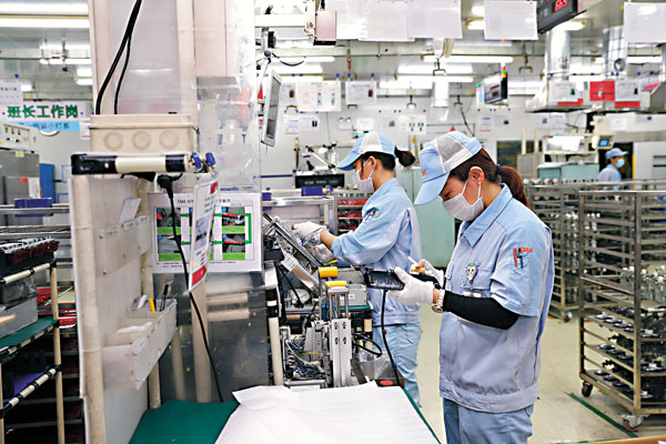 ■ 廣州開發區新政吸引外資，同時對實現產值目標的企業給予獎勵。圖為日資企業廣州斯坦雷電氣有限公司在開展生產。香港文匯報記者敖敏輝 攝