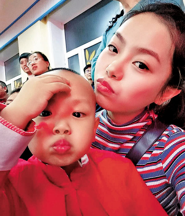 王梓睿　28歲　齊齊哈爾市附屬第一醫院呼吸科護士，2018年6月到透析室從事護理工作。目前在武漢協和醫院從事護理工作。（圖為王梓睿與4歲兒子合影）