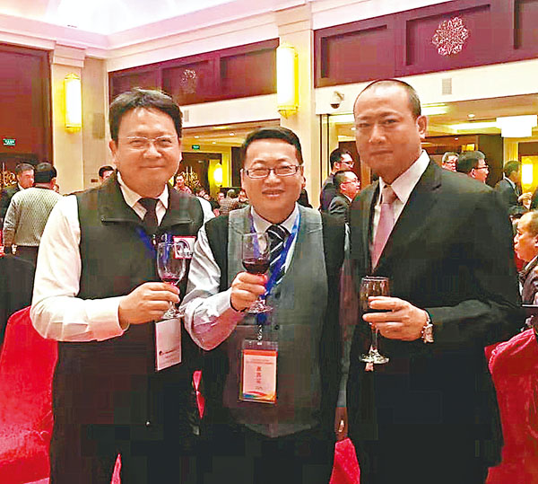 ■李柏毅（右）與哥哥李暉明（左）及同鄉好友在2017年瀋陽台商協會換屆活動上合影留念。 受訪者供圖