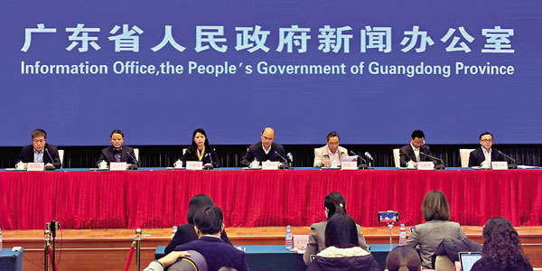 ■昨日，廣東省人民政府新聞辦召開疫情防控新聞發佈會。 香港文匯報記者帥誠 攝