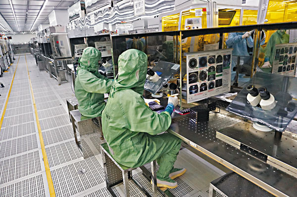 ■ 廣州開發區規模以上企業復工率已達到92%，不過，復工企業的員工到崗率只有六成左右。圖為廣州立景創新科技的生產車間。香港文匯報記者敖敏輝  攝