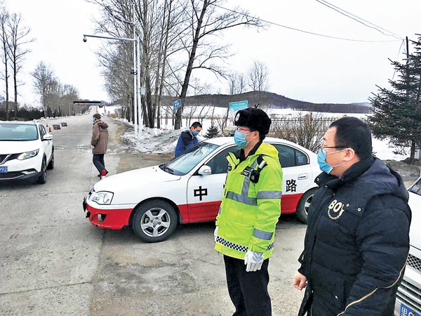 ■張敬東（右一）在卡點值守。 受訪者供圖