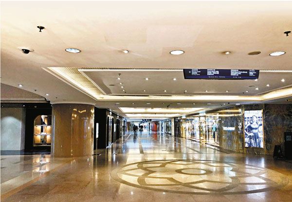 ■往日熙來攘往，熱鬧擁擠的海港城，如今異常冷清。 周曉菁  攝