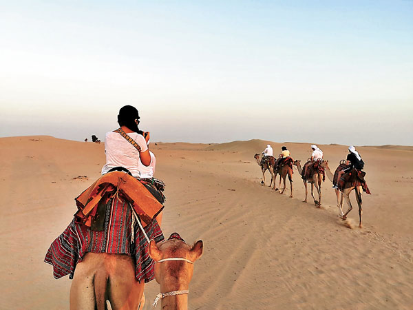 ■旅客騎�蚗d駝向貝都因部落前進