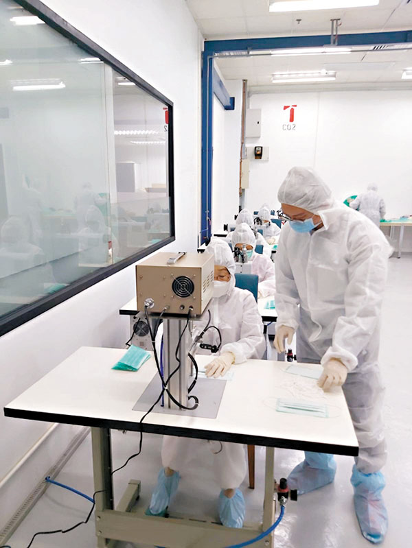 ■一眾熱心人加班加點希望生產出合格的口罩，以幫助基層。 受訪者供圖