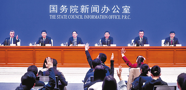 ■國家衛健委副主任曾益新（右三）表示，估計最快在今年4月份到5月份，可有部分的疫苗進入臨床試驗，或是在特定的條件下，爭取進入應急使用。 中新社