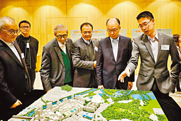 ■運房局局長陳帆等出席新地1月10日舉行的「同心村」過渡性房屋計劃公佈活動，並參觀模型。 資料圖片