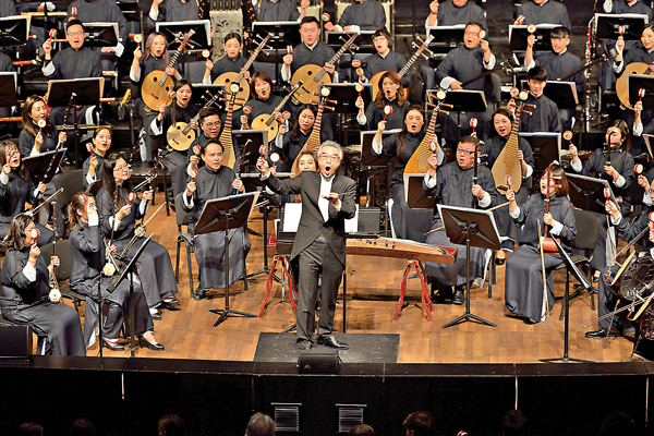 ■奧地利埃爾藝術節日音樂廳，閻惠昌與觀眾採用布郎鼓互動演奏程大兆的《黃河暢想》選段。香港中樂團供圖