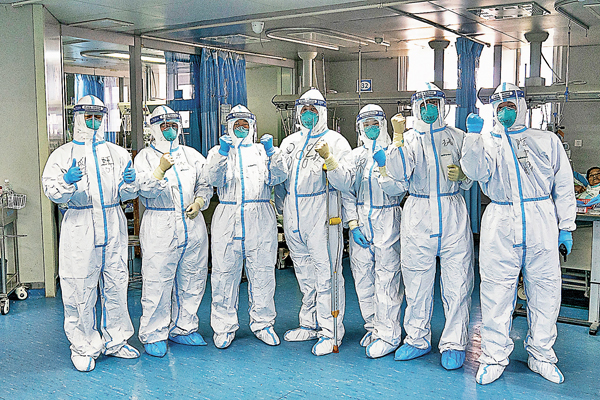 ■醫護人員是最美的「逆行天使」。 新華社