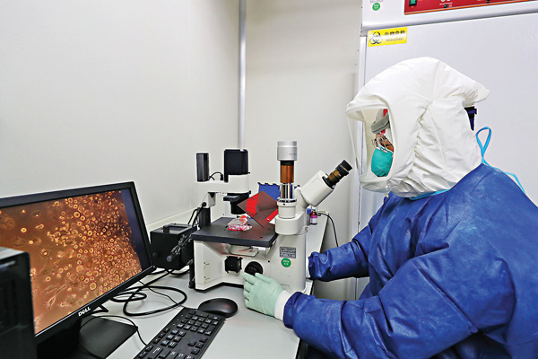 ■ 鍾南山院士團隊從一例新型冠狀病毒肺炎患者的尿液標本中分離到新型冠狀病毒。圖為鍾南山團隊與廣州海關實驗室聯合開展研究。 資料圖片