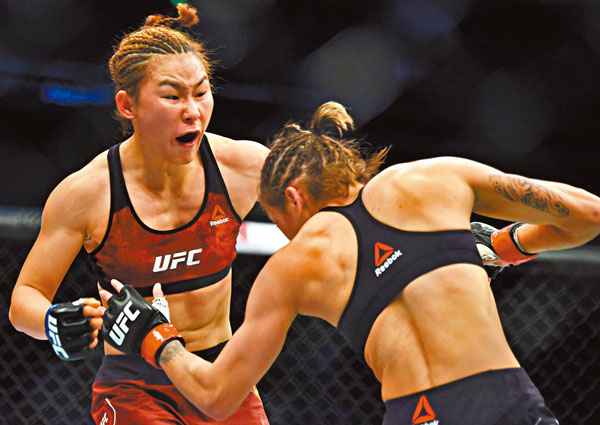 ■閆曉楠（左）順利取勝。  資料圖片