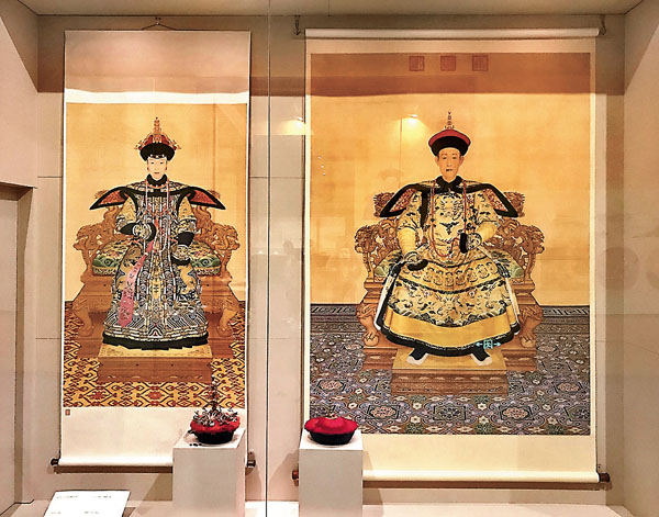 ■乾隆帝后畫像及朝冠　主辦方供圖