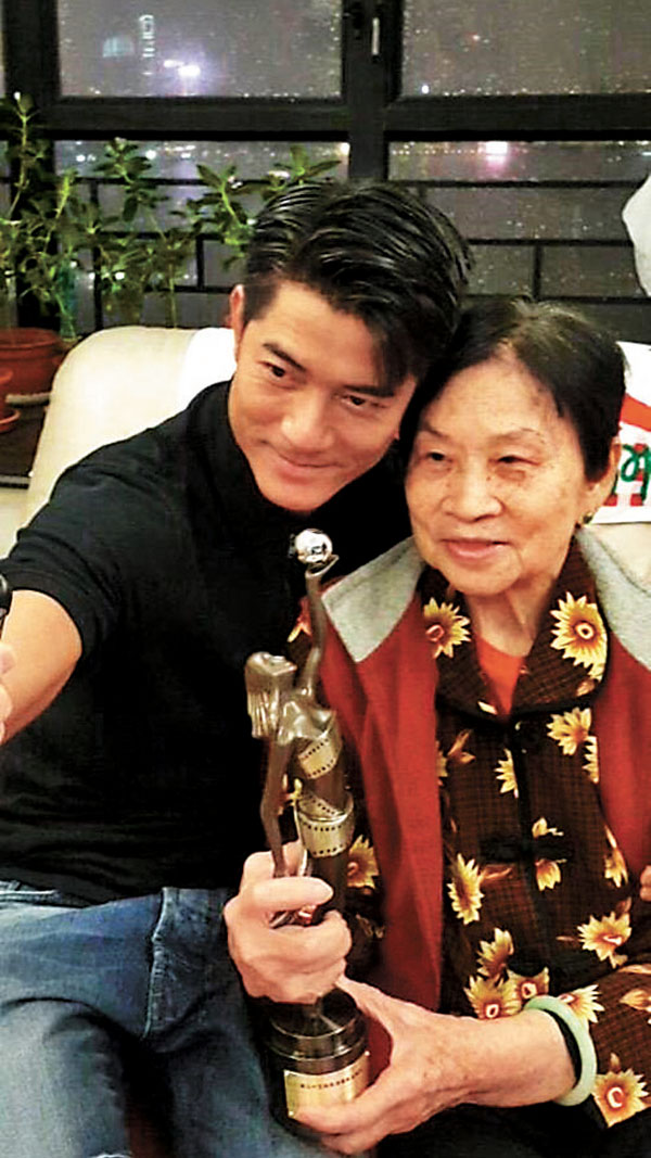 城城正全心處理媽媽的喪禮事宜。資料圖片