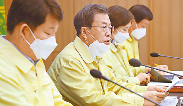 ■文在寅在大邱出席會議時曾拉低口罩。  美聯社