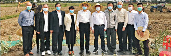 ■隆平公園將開展一系列官產學研合作。圖為農業科研專家、政府部門負責人和基地運營實施方在開耕儀式上。 香港文匯報記者敖敏輝   攝