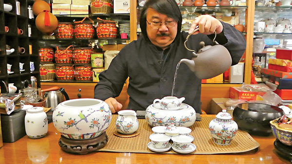 ■葉惠民教授曾用竇彩茶具接待過新加坡總統。胡茜 攝