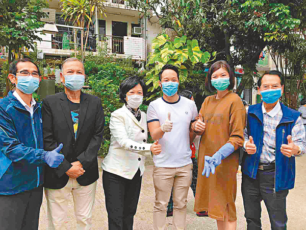 ■葉劉淑儀、「Save HK」發起人之一的何先生及容海恩出席田心村派漂白水活動。 香港文匯報記者文森  攝