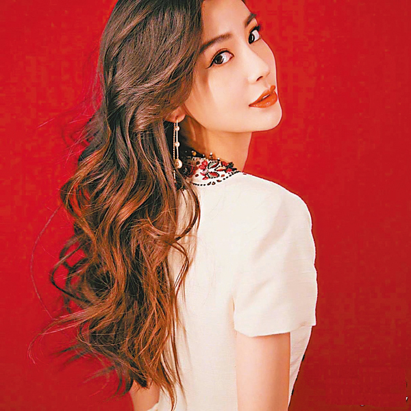 ■Angelababy早前向武漢捐款和捐防護服。  網上圖片