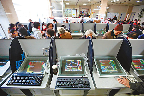 ■發改委發佈通知，企業債券發行由核准制改為註冊制，這意味�茧o改委將徹底退出企業債發行的具體業務審核，未來只負責政策制定。圖為證券公司內的股民小投資者。 資料圖片