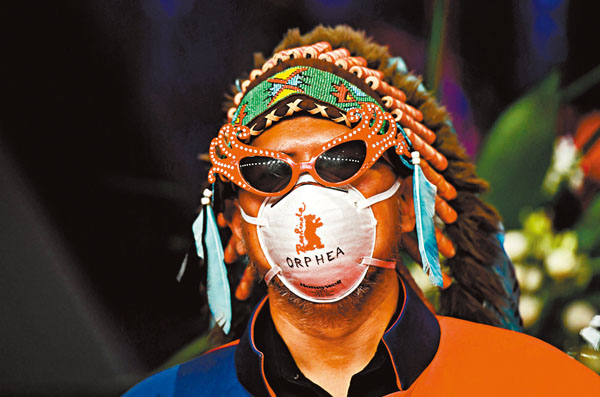 ■菲律賓歌手Khavn以印地安造型及戴上口罩踏上紅毯。