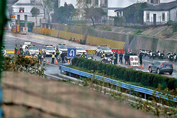 ■早前，警方在武漢市洪山區武鄂高速公路（龔家嶺收費站）進行交通管制。 資料圖片