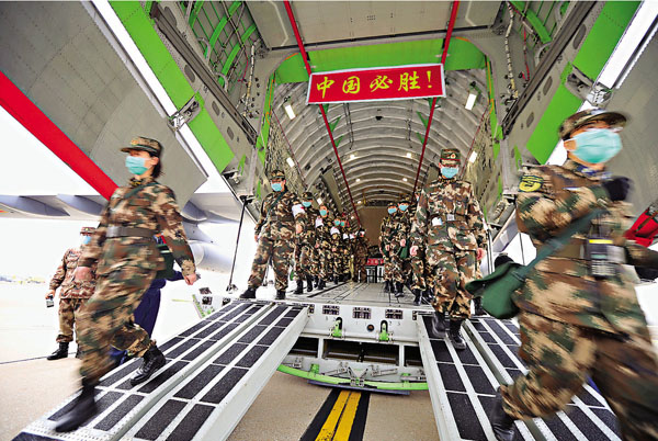 ■全軍63所定點收治醫院開設收治床位近3,000張，10,000餘名醫護人員投入一線救治。圖為空軍出動運-20向湖北空運醫護和物資。 資料圖片