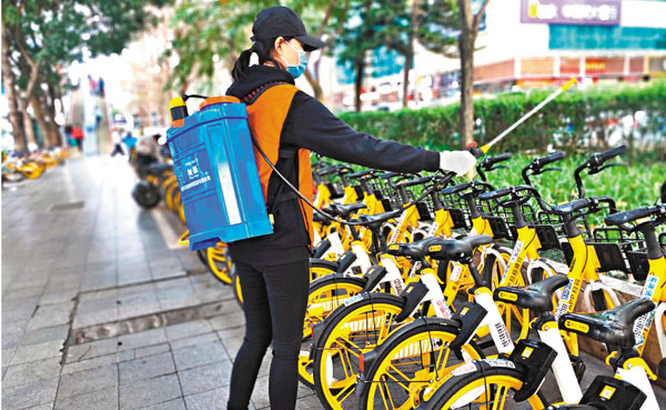 ■美團單車運維人員張曉苗正在進行無差別消毒。 香港文匯報記者郭若溪  攝