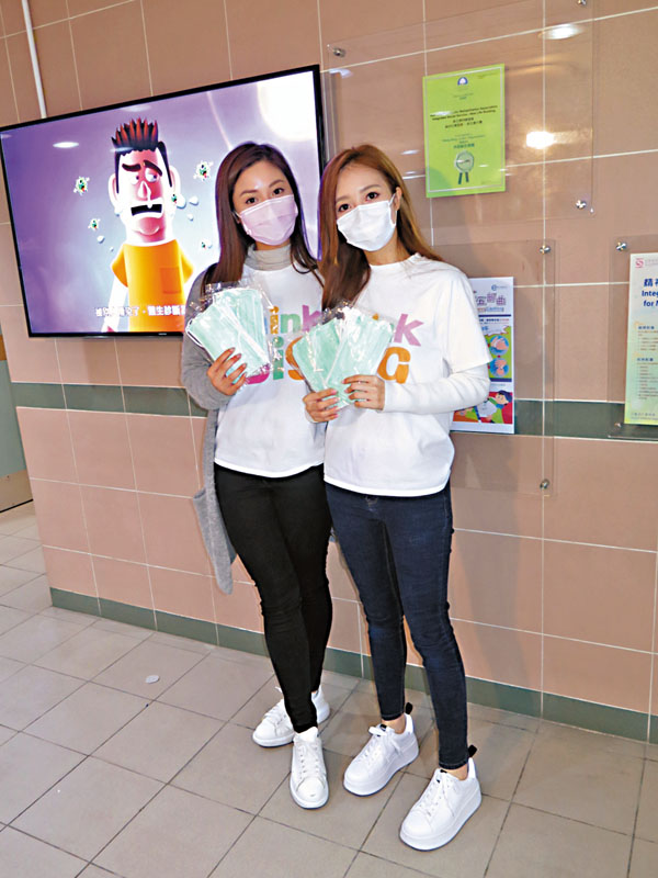 ■何依婷（右）和伍樂怡昨日連跑3場馬拉松式派口罩。