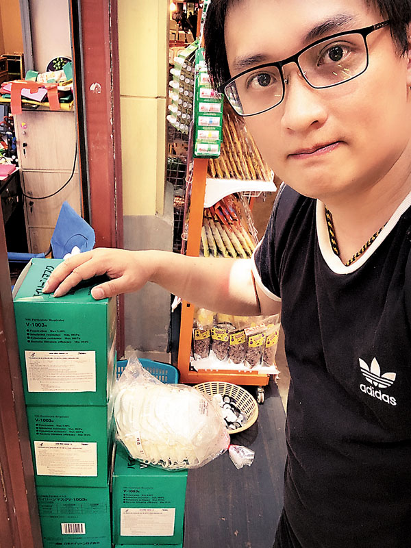 ■台青謝華璟在泰國曼谷採購口罩。受訪者供圖