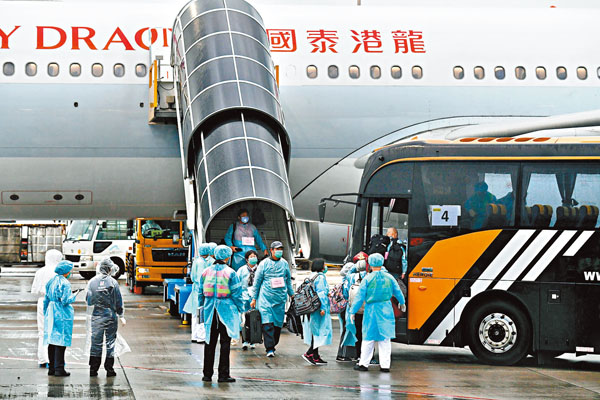 ■香港特區政府派包機到湖北接載滯留的港人回港，首班包機約下午5時抵港。法新社