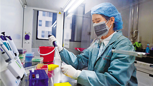■中國科研團隊最新發現，新冠病毒已於近期產生了149個突變點，並演化出了L亞型和S亞型。不過，長期以來的研究顯示，突變是病毒生命周期的一個自然組成部分，不等於病毒產生了變異，不需要過度恐慌。圖為醫務人員正在配製試劑。 中新社