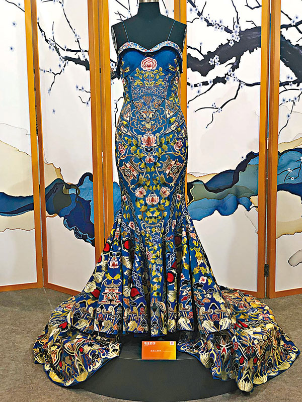 ■刺繡是體現旗袍是否高質量的標誌，圖為重慶文博會展出的手工蜀繡旗袍。