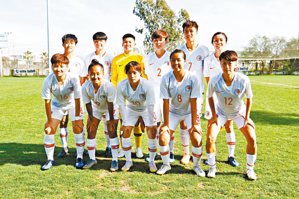 ■ 林永�隉]前排左二）首次以大港腳身份上陣國際賽。 足總圖片