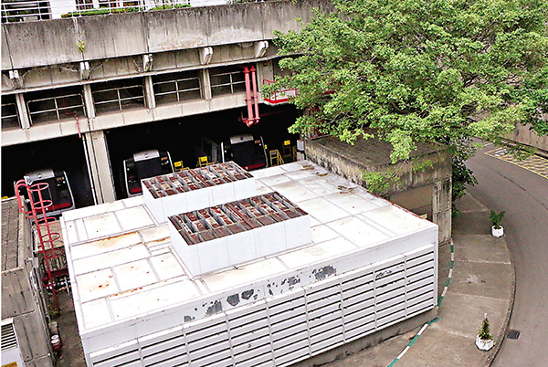 ■港鐵荃灣車廠前晚被人投擲汽油彈。香港文匯報記者  攝