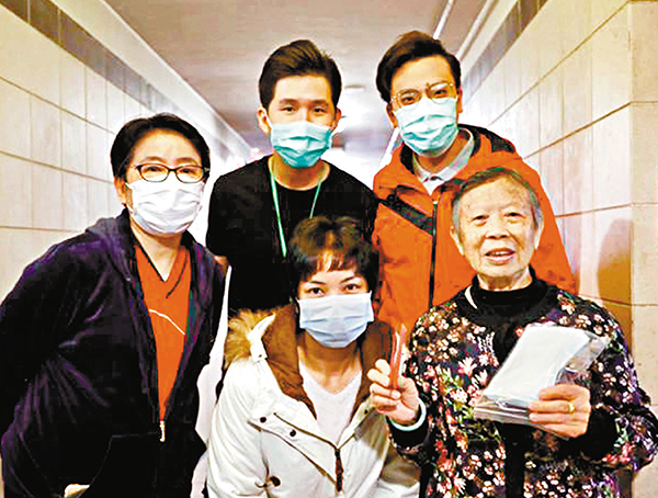 ■謝子峰督察（後排左二）聯同九龍婦女聯會上門探訪長者。 資料圖片